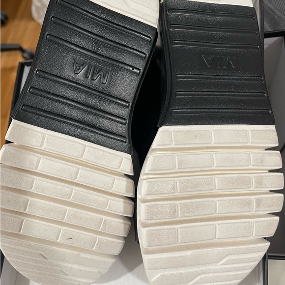 **FLASH  SALE** 
MIA Black Platform Sandals  NIB - Picture 4 of 4